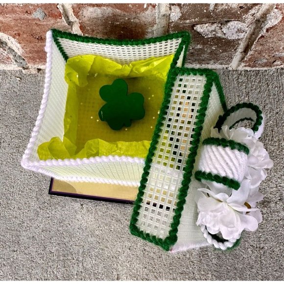 VTG St Patricks Day Trinket Box Handmade Plastic Canvas Shamrock Brooch Pin Bow - Picture 4 of 12